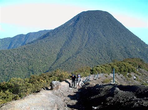 Peran Gunung dalam Ekosistem Kawah Gunung Pangrango